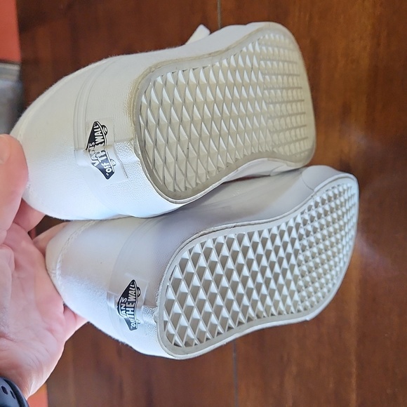 Low top vans in white size 9 in mens - Picture 3 of 4
